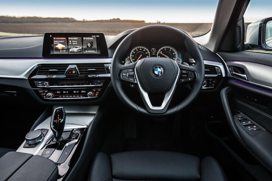 Торпедо BMW 520d SE Sedan 2017 года  (UK) (фото 16 из 18)